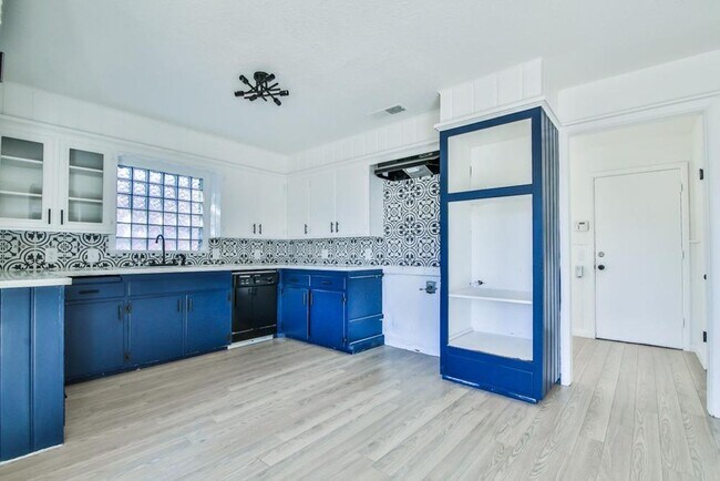 Building Photo - PRE-LEASING: Beautifully Updated 3 Bedroom Home
