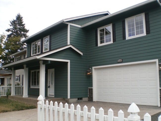 Building Photo - ~Elegant 3 bedroom with Bonus Family Room ...