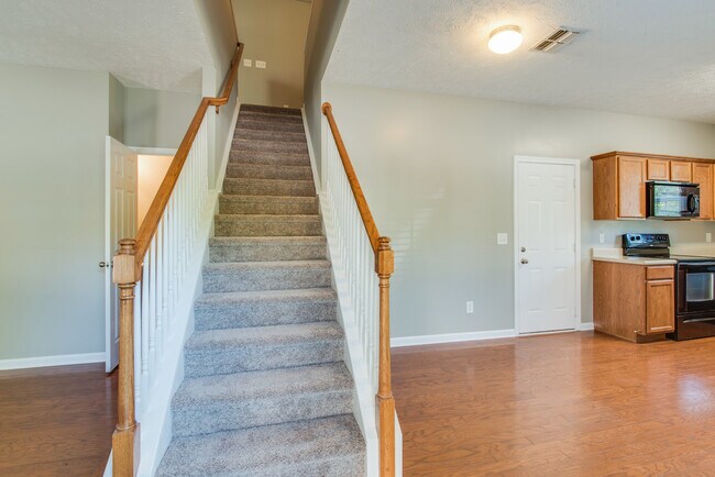 Building Photo - This 3 BR/2.5 BA Oak Hill Townhome Should Satisfy Your Standards!!!