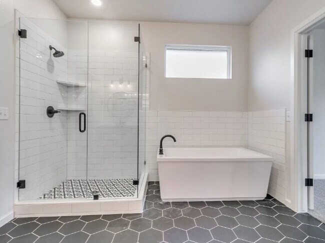 Building Photo - Model Home in East Edmond + 3 bedrooms + B...