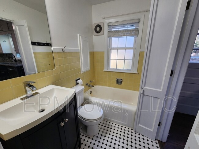 Building Photo - 137 Pauline Pl