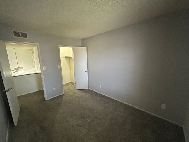 Building Photo - 4501 W Continental Dr