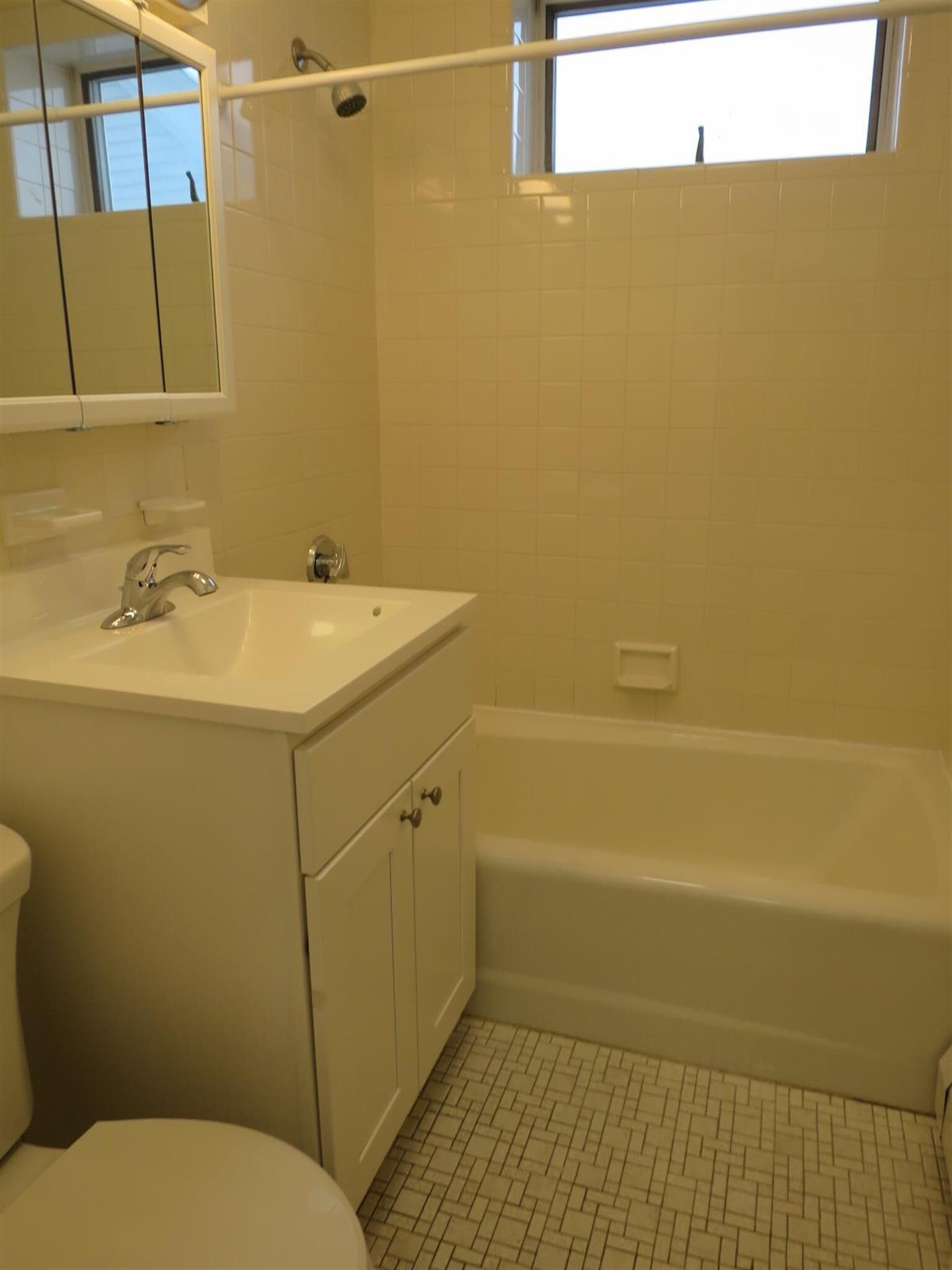 Building Photo - 32 College Ave