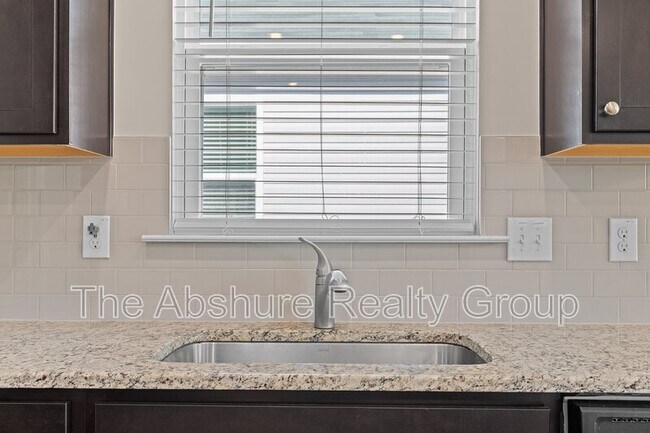 Building Photo - 138 Willow Grove Ln