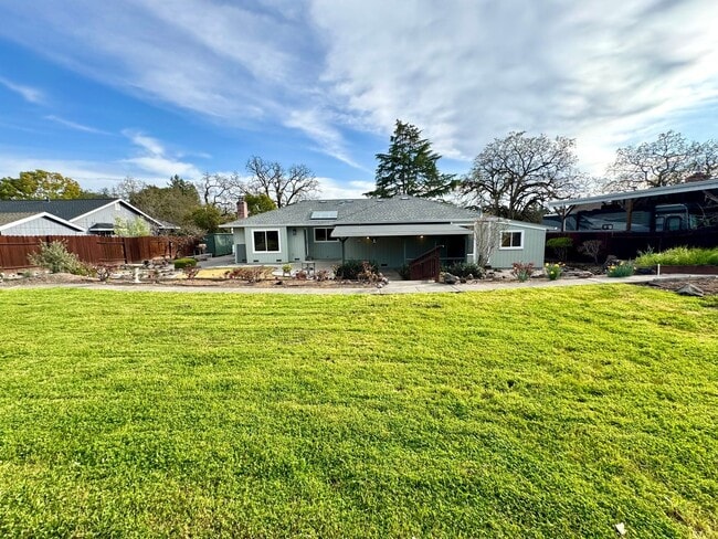 Building Photo - Spacious three bedroom home in desirable Windsor neighborhood!