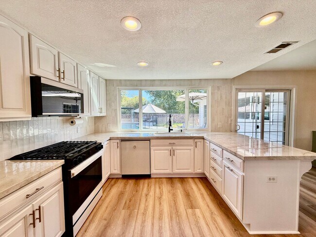 Building Photo - 310 Creekside Ct