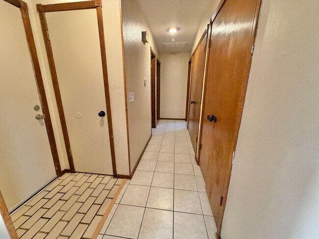 Building Photo - 1012 N Chowning Ave