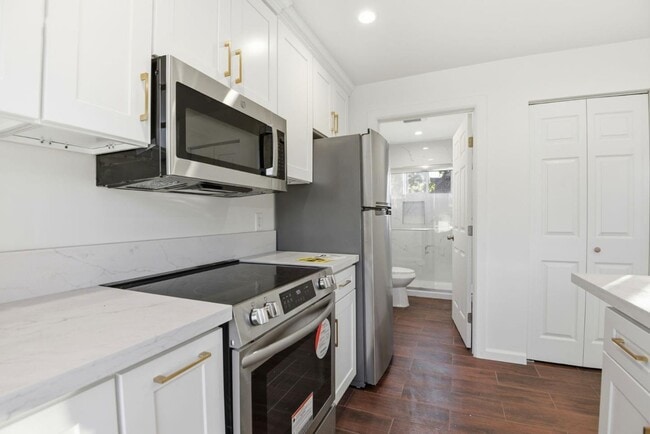 Building Photo - 648 Anita St