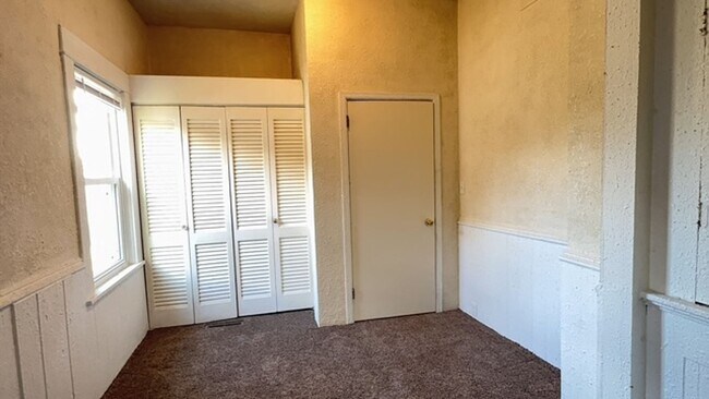 Building Photo - 629 Otter Ave