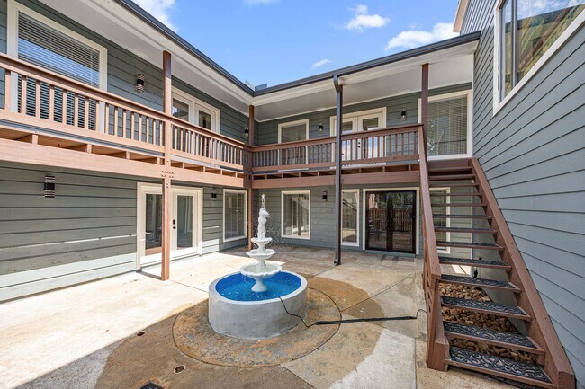 Building Photo - 2926 Meadowcreek Dr