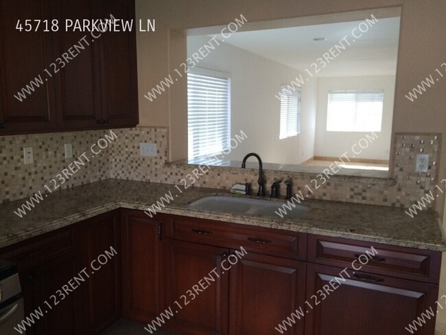 Building Photo - 45718 Parkview Ln