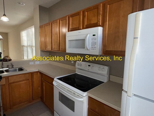 Building Photo - Spacious End Unit Available in Garland Condo