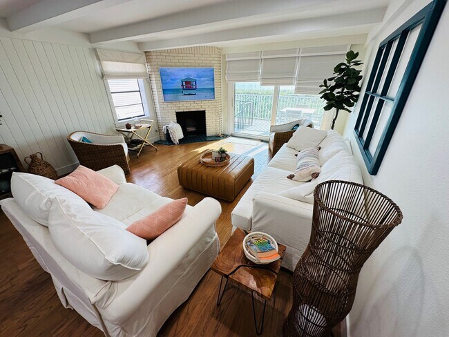 Building Photo - 12274 1st St W