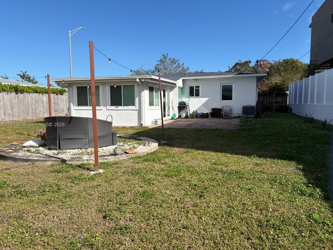 Building Photo - 1531 NE 15th Ave