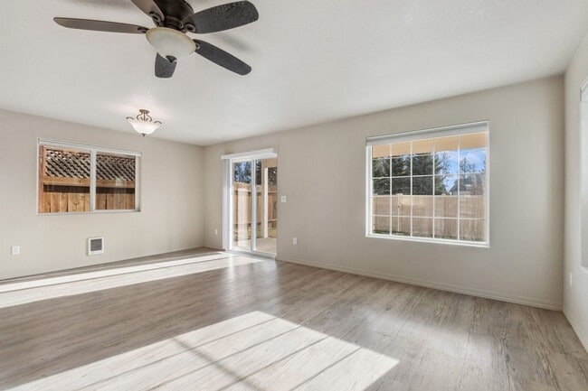 Building Photo - Adorable 3 bedroom. 2.5 bathTownhome in Columbia Falls