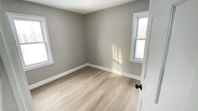 Building Photo - Three bedroom one bathroom home for rent