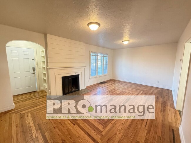 Building Photo - Single family home with yard