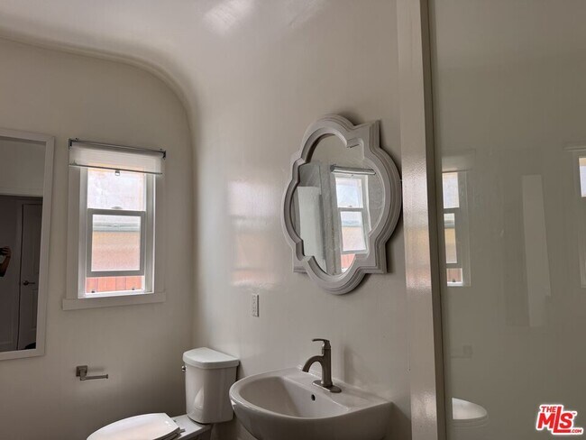 Building Photo - 1325 S Rimpau Blvd