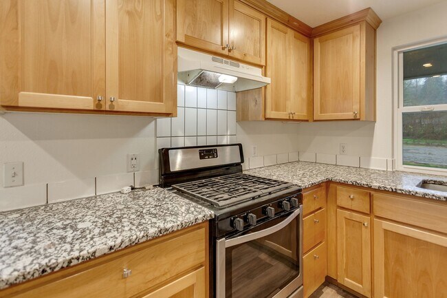 Building Photo - Spacious 2BR Home with Loft, Warehouse & Private River Access Mulino, OR