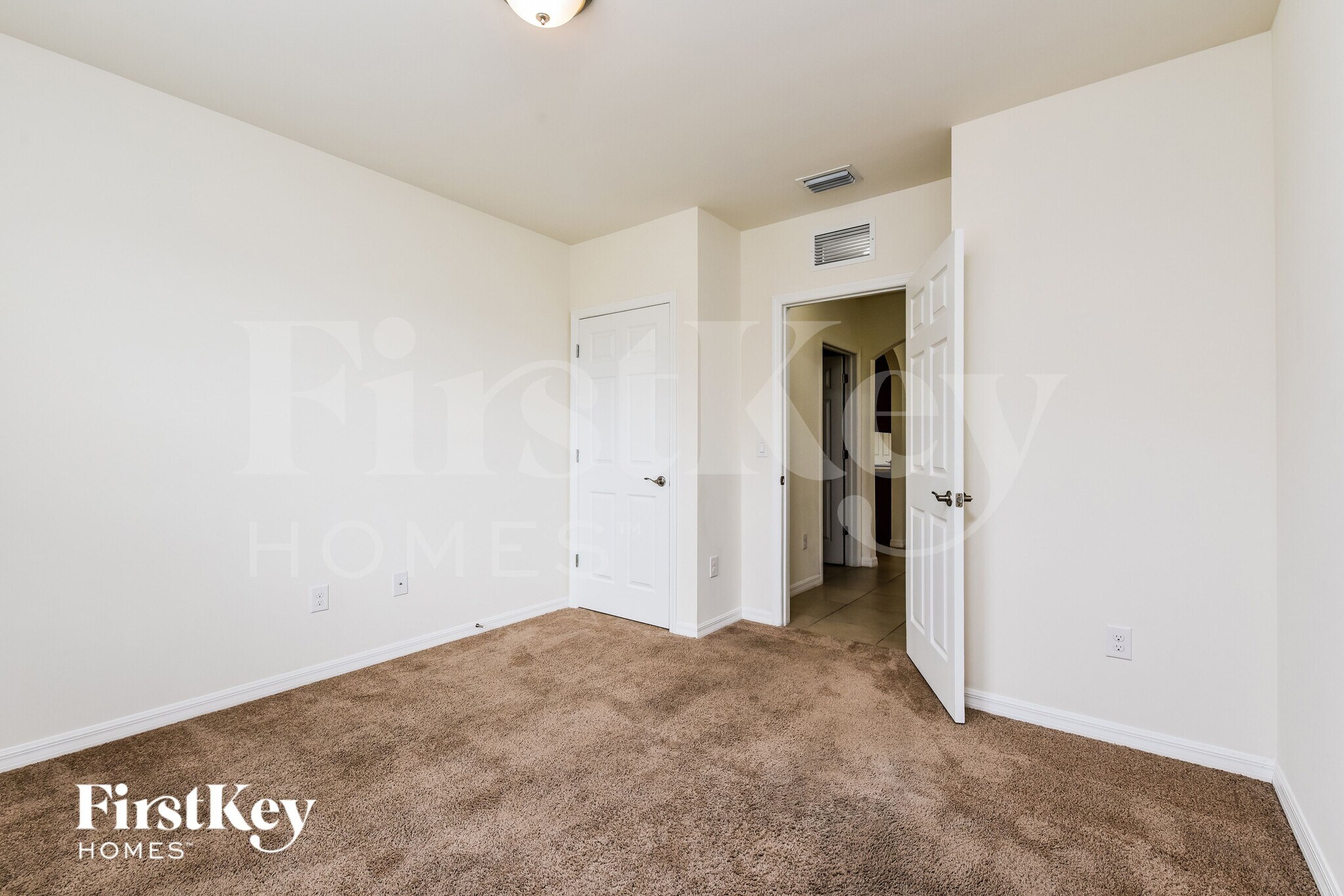 Building Photo - 4406 SW 9th Ave