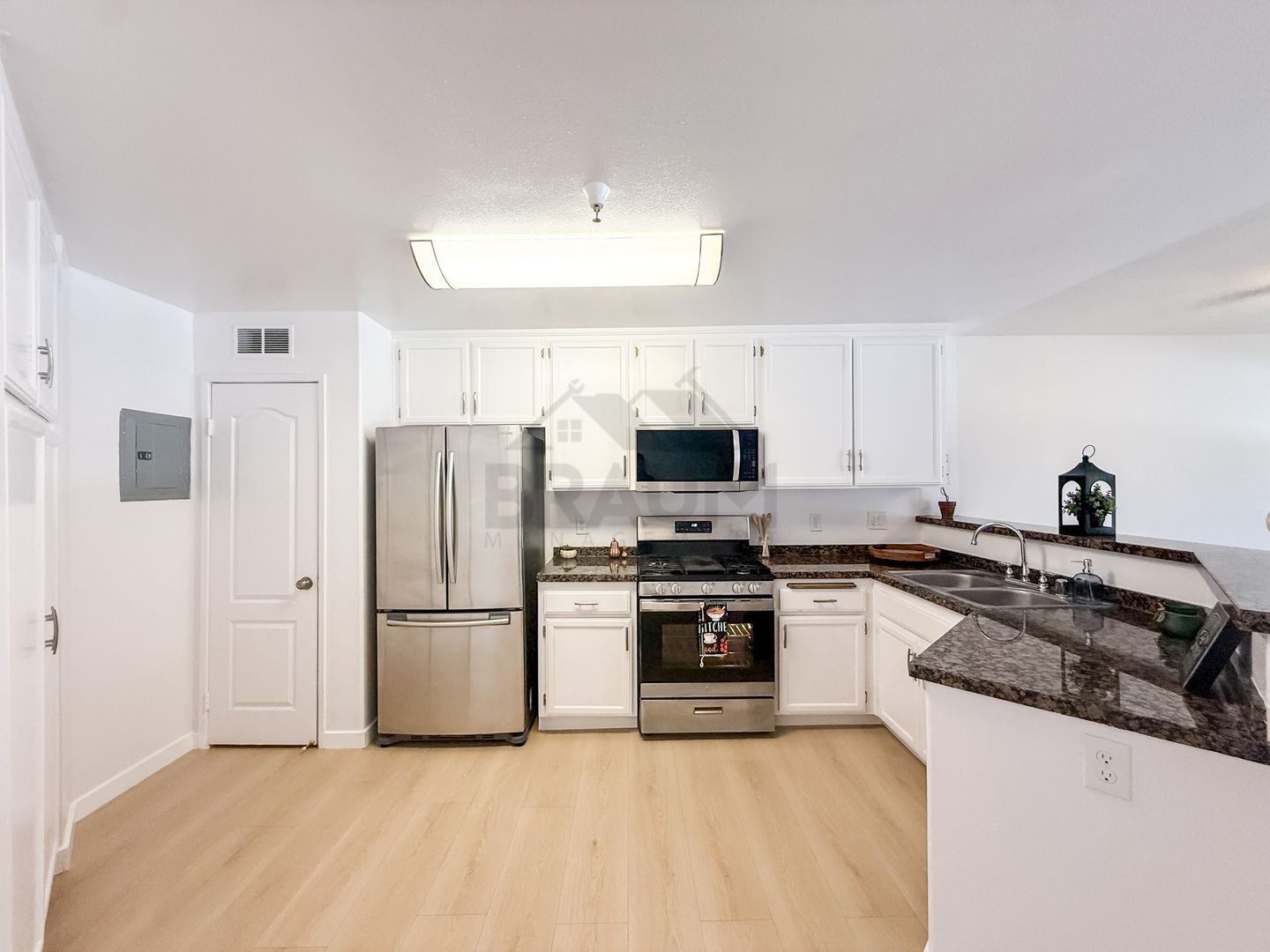 Building Photo - 7323 Winnetka Ave