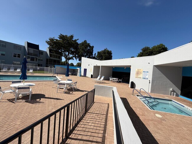 Building Photo - 9301 Lime Bay Blvd