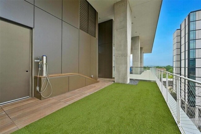 Building Photo - 313 W 17th St