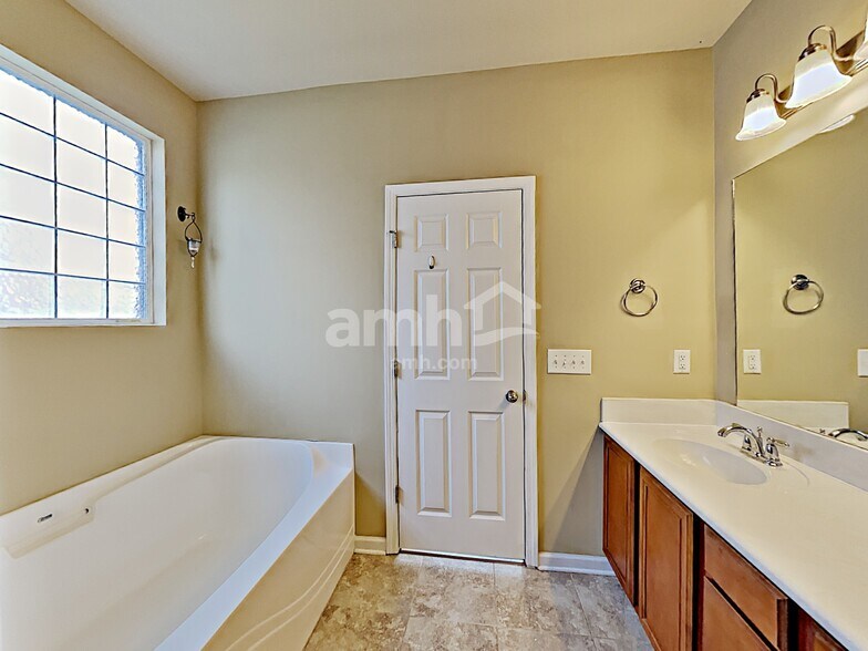 Building Photo - 1025 Addington Rd