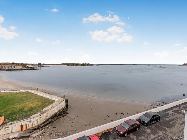 Building Photo - 240 Bowne St