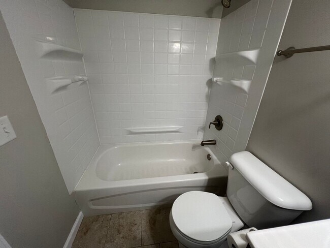 Building Photo - Updated 2 Bedroom Condo Available in Kirkwood!