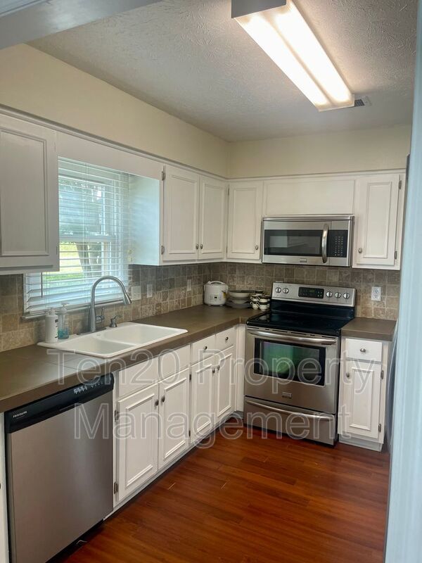 Building Photo - 2234 Birchwood Dr