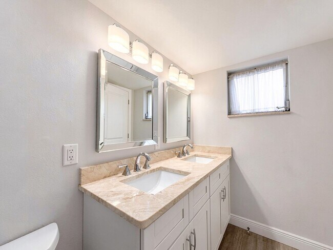 Building Photo - Remodeled First-Floor Condo Available Now in Naples