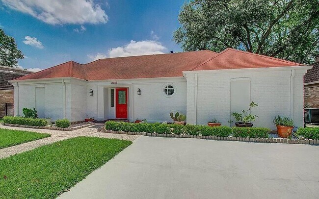 Primary Photo - 2722 N Doral Dr