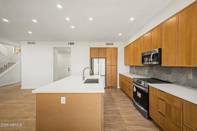 Building Photo - 2084 N Sunset Dr