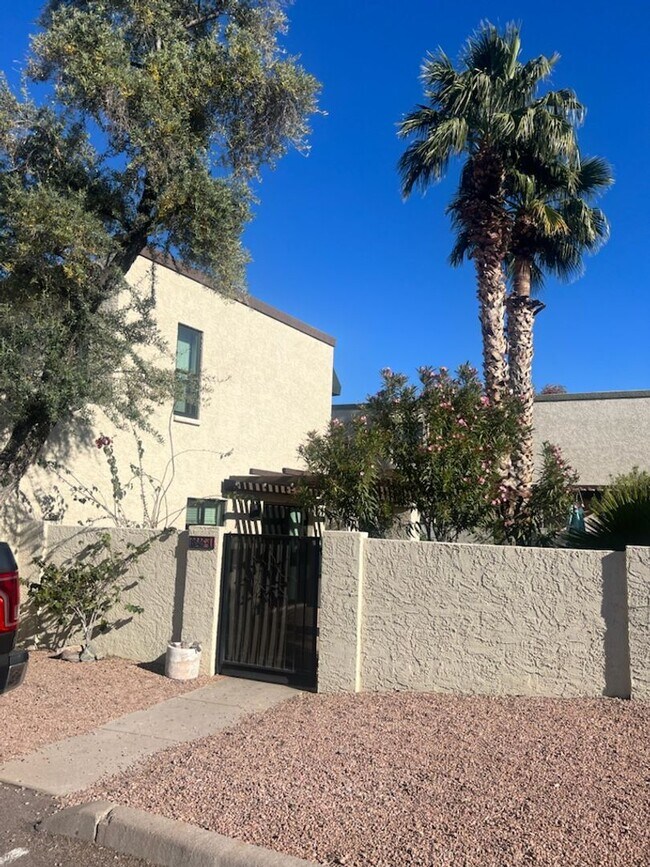 Building Photo - Pointe South Mountain 2-bedroom condo, gated, pool