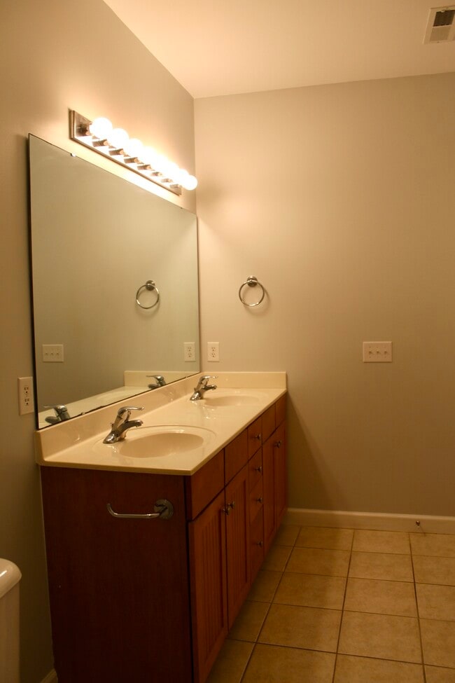 Building Photo - 1262 Greensview Cir