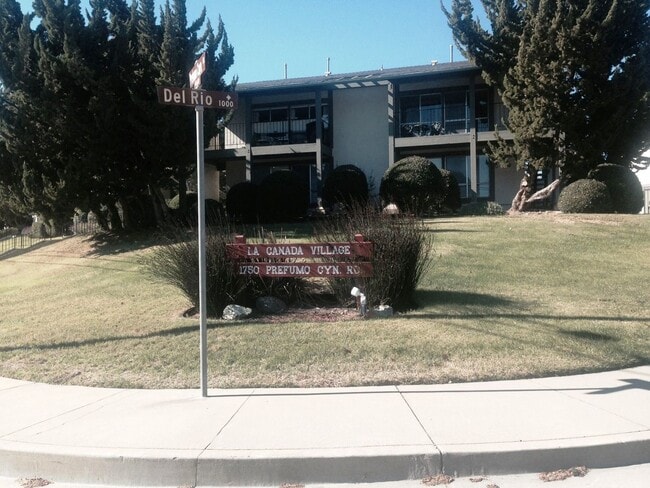 Building Photo - La Canada Townhome Quiet Community 2 Bedroom