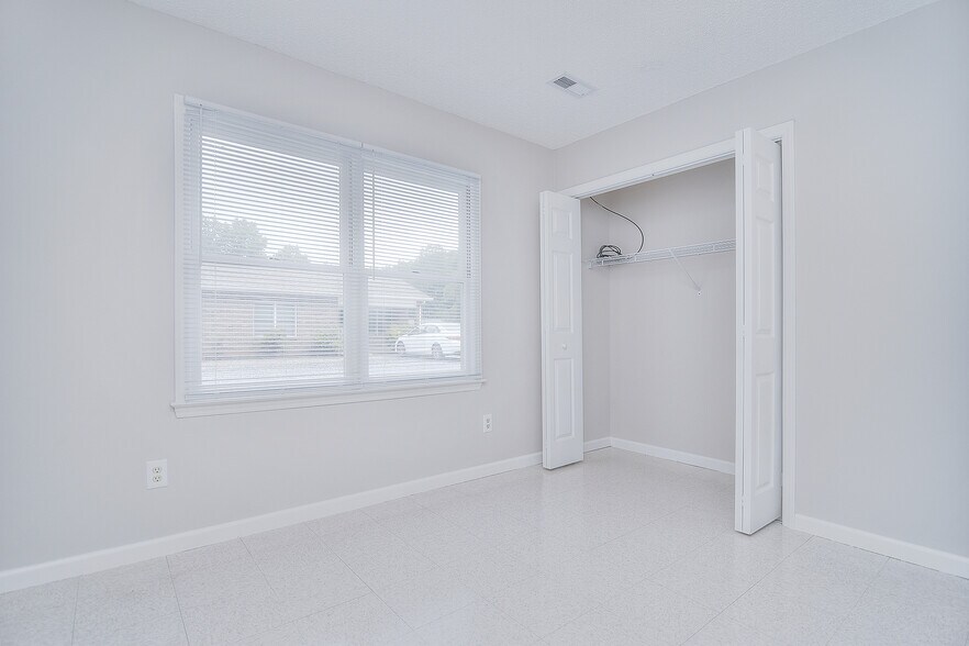 Building Photo - 345 Sunny Hill Dr