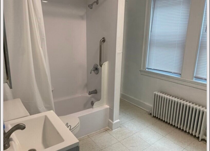 Building Photo - 19 Meacham St