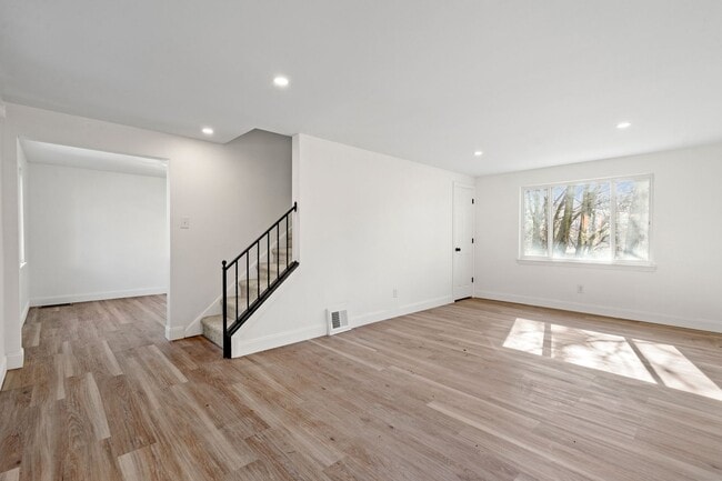Building Photo - Newly Renovated 3 Bed/2.5 Bath Home - Cent...