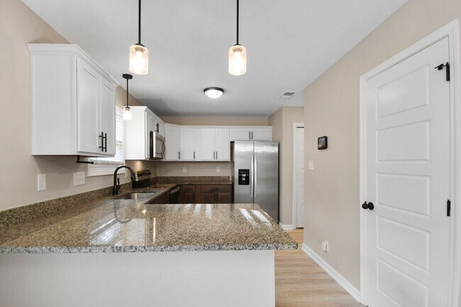 Building Photo - Pet Friendly Three Bedroom!