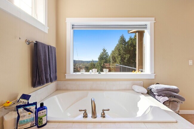 Building Photo - Beautiful, 5-Bedroom, Spacious, Damascus Home with Incredible Views