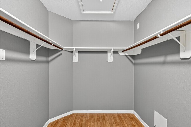 Building Photo - 5615 W Harrow Dr