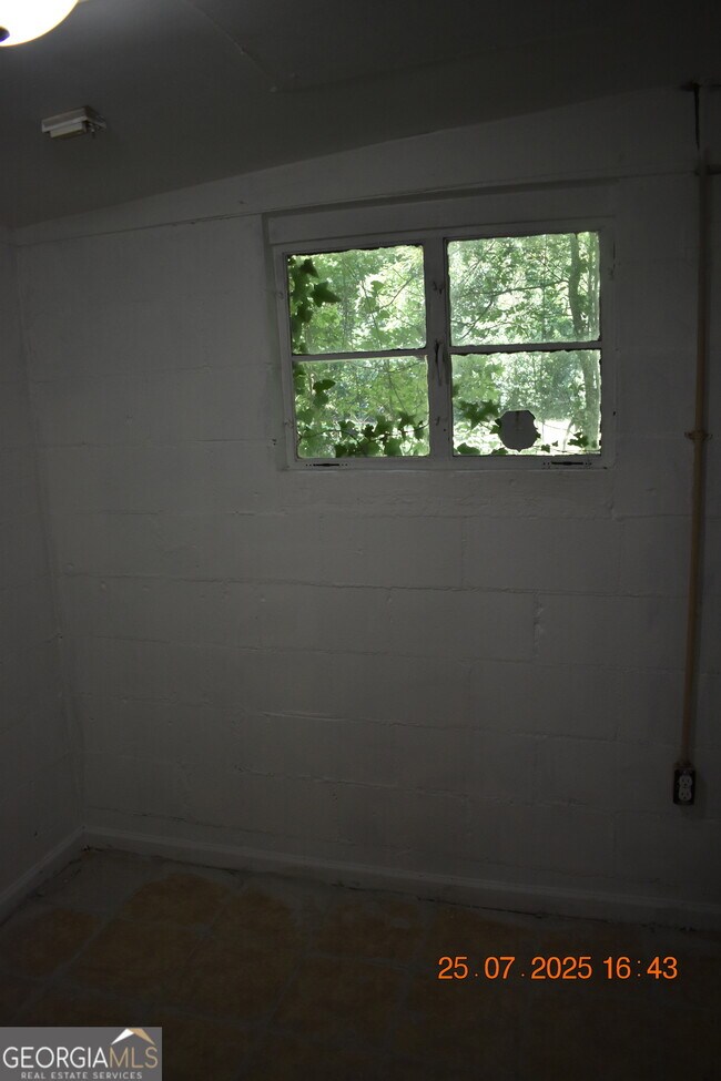 Building Photo - 1083 Nassau Pl