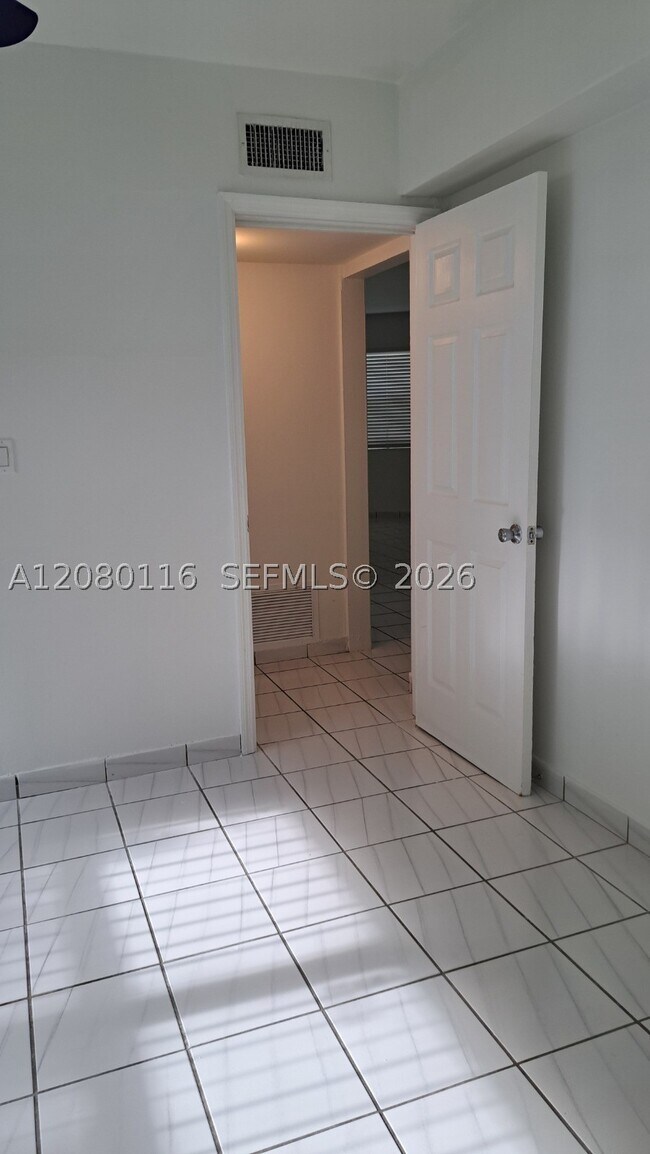 Building Photo - 1667 NE Miami Gardens Dr