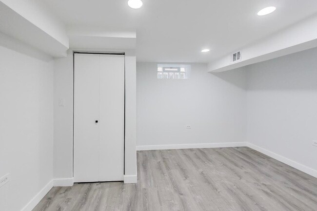 Building Photo - 710 S Hawthorne Ave