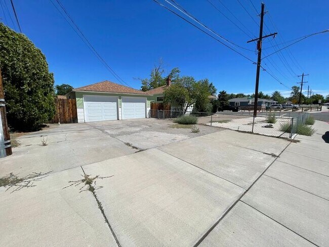 Building Photo - 701 Claremont Cir