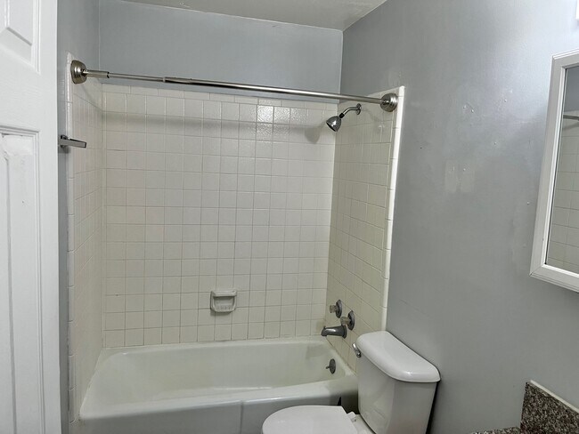 Building Photo - 326 W 4 Plex