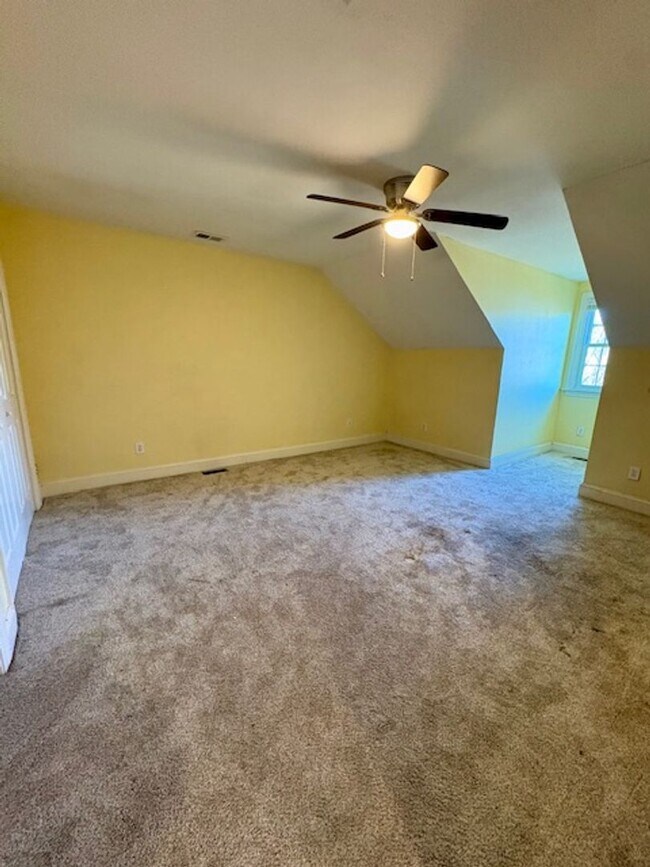 Building Photo - Spacious Five Bedroom Home in Mount Pleasant