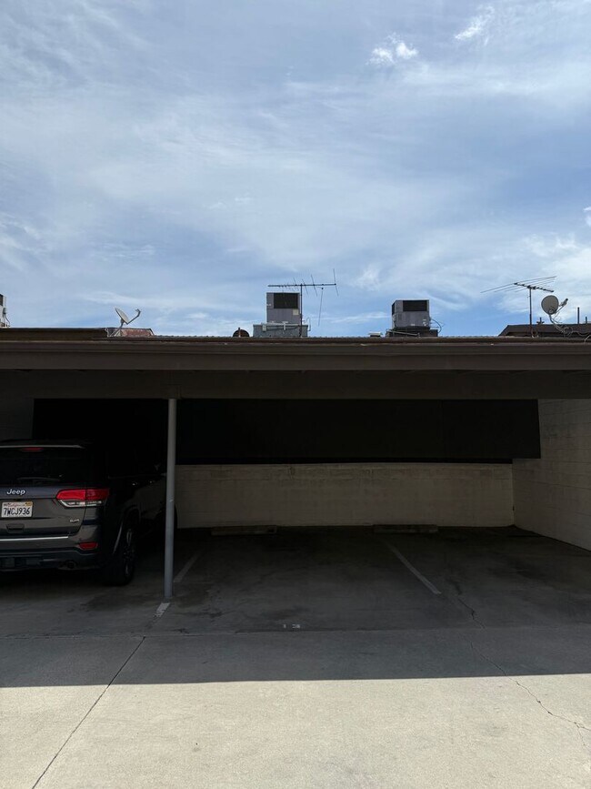 Building Photo - Bright and Airy 2 Story 2 BR/1.5BA townhom...